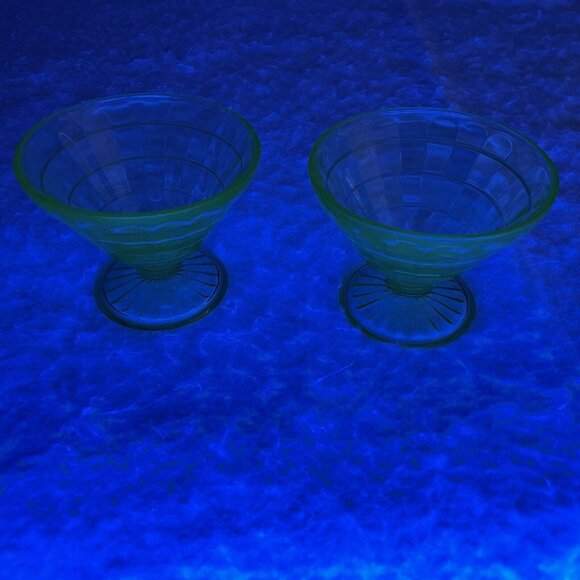Uranium Glass UV Glowing 3” Green Vintage Sherbet Dish Block Optic Pattern FLAW - Picture 8 of 12
